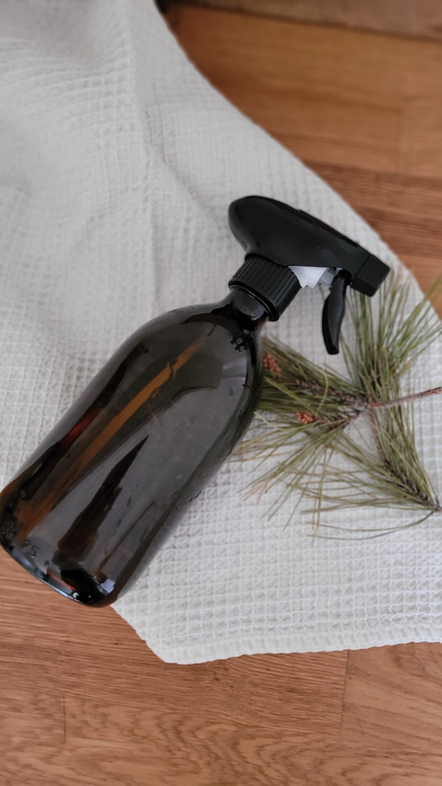 DIY zéro déchet : fabriquez votre spray nettoyant efficace et parfumé à base de vinaigre et branches de sapin